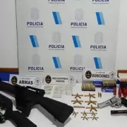 Atropell� y mat� a un adolescente en la ruta y se atrincher� con un arsenal