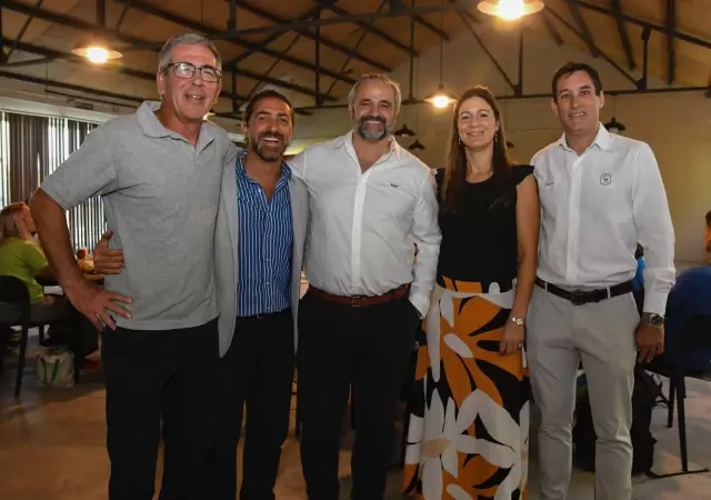 El Director de Deportes Federico Chiapetta y los referentes de la flamante entidad