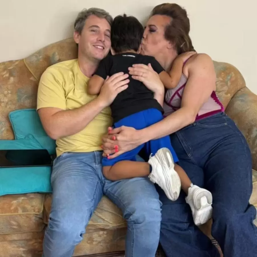 La pareja junto al menor.