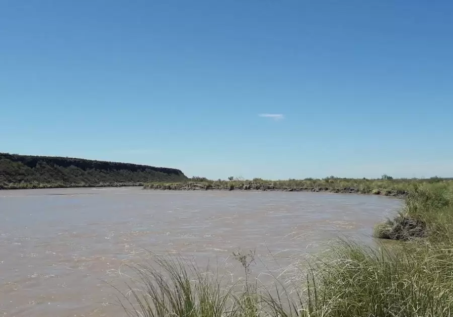 El punto exacto se encuentra en medio del r�o Colorado.