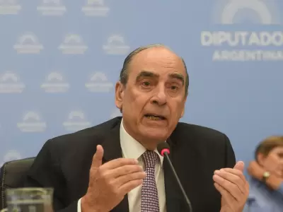 Francos mostr� su adiestrada cintura pol�tica y supo sortear los cuestionamientos a la estrecha relaci�n bilateral.