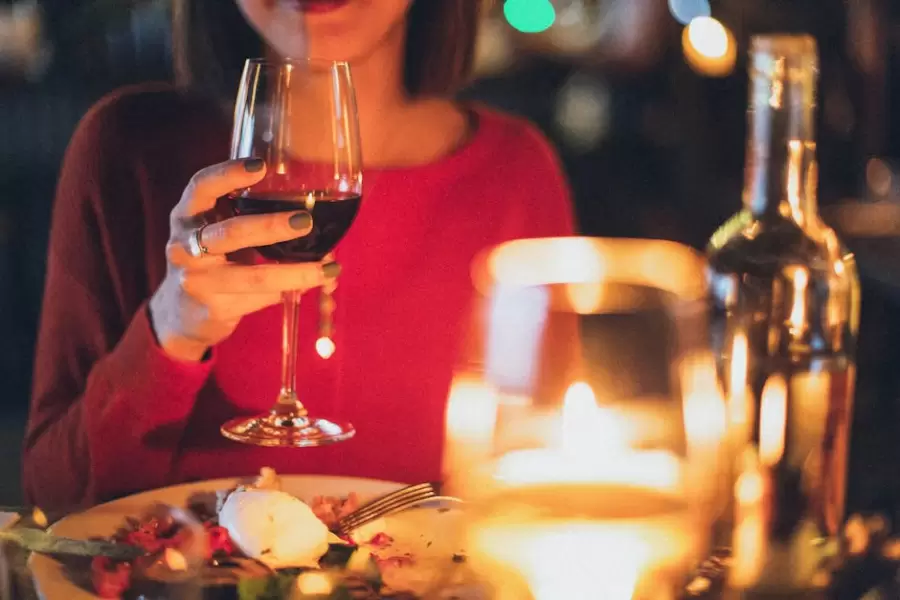 Mujer Sosteniendo Una Copa De Vino La Fotograf�a De Enfoque Selectivo