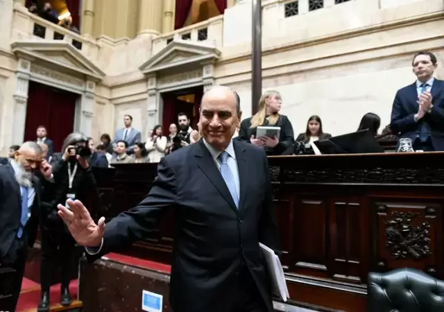 Francos entra a la sesi�n de Diputados
