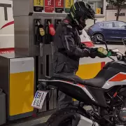 Insólita medida de estaciones de servicio que afecta a conductores de motos