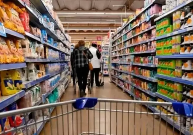 Recomiendan a los compradores no adquirir productos con aumentos. (Foto: web)
