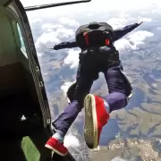 Saltó desde un avión sin saber que había cometido un error monumental
