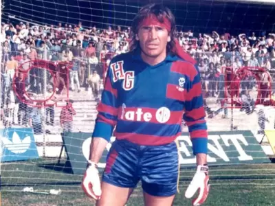 Hugo Orlando Gatti y uno de sus buzos inmortales