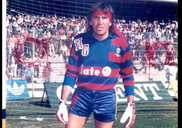 Hugo Orlando Gatti y uno de sus buzos inmortales