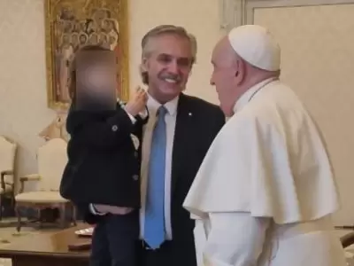 Alberto Fern�ndez junto a su hijo Francisco cuando visitaron al Papa Francisco/ Fuente: X de Alberto Fern�ndez