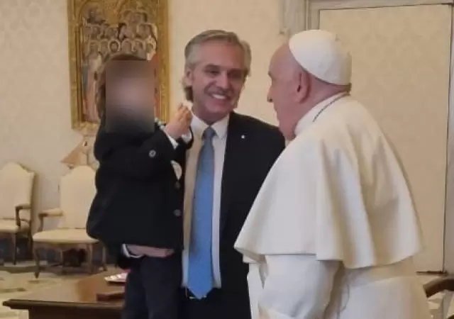 Alberto Fern�ndez junto a su hijo Francisco cuando visitaron al Papa Francisco/ Fuente: X de Alberto Fern�ndez