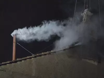 El humo blanco indica nuevo Papa.