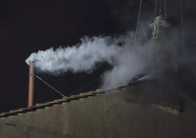 El humo blanco indica nuevo Papa.