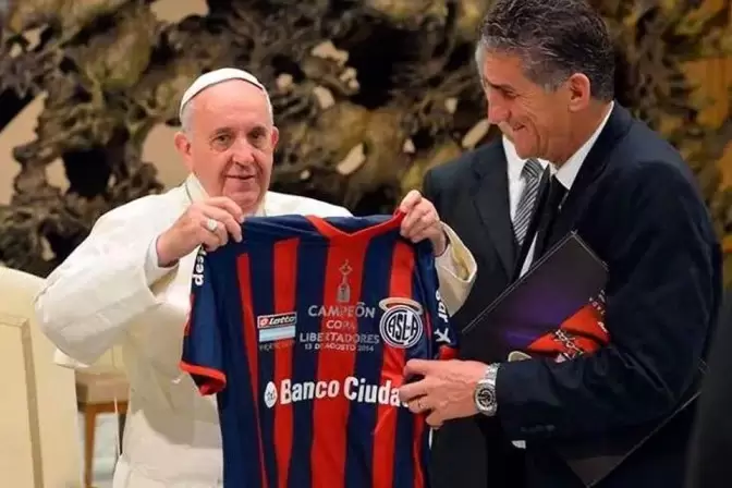El papa Francisco junto al ex t�cnico de San Lorenzo, Edgardo Bauza tras coronarse en la Copa Libertadores.