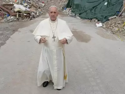 Francisco en las ruinas de un terremoto en Italia.