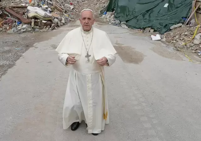 Francisco en las ruinas de un terremoto en Italia.