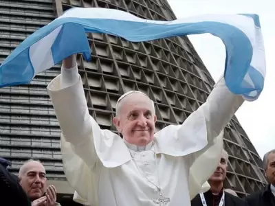 El papa Francisco con la bandera argentina.