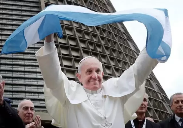 El papa Francisco con la bandera argentina.