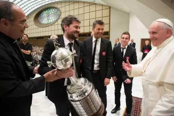 Mat�as Lammens y Marcelo Tinelli junto al papa Francisco.