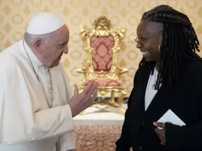 Francisco junto a Whoopi Goldberg.