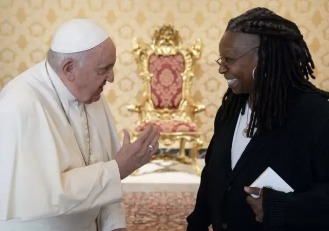 Francisco junto a Whoopi Goldberg.