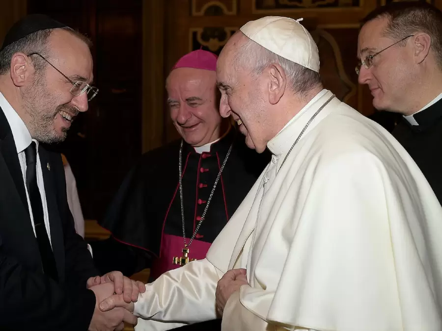 El sumo pont�fice estrechando la mano del rabino Fishel Szlajen.