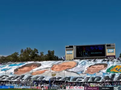 El homenaje en vida de los hinchas de Godoy Cruz al papa.