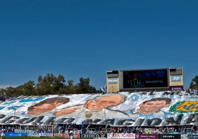 El homenaje en vida de los hinchas de Godoy Cruz al papa.