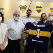 El d�a en que el papa Francisco recibi� el carnet de socio de Boca