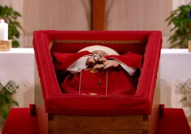 El papa Francisco en su f�retro.