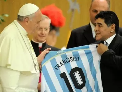El papa Francisco cuando recibi� la visita del Diego Armando Maradona/ Fuente: Web
