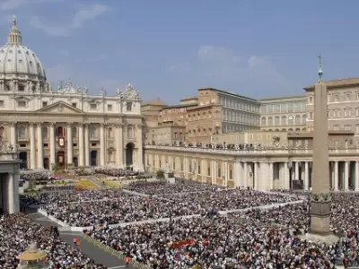 Vista panor�mica del Vaticano en Roma y su Bas�lica de San Pedro, repleta de fieles por la muerte del papa Francisco.