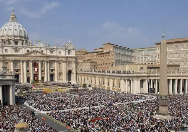 Vista panor�mica del Vaticano en Roma y su Bas�lica de San Pedro, repleta de fieles por la muerte del papa Francisco.