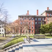 La Universidad de Harvard demanda a Trump por congelar fondos federales