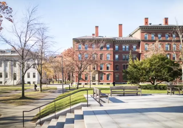 Universidad de Harvard.