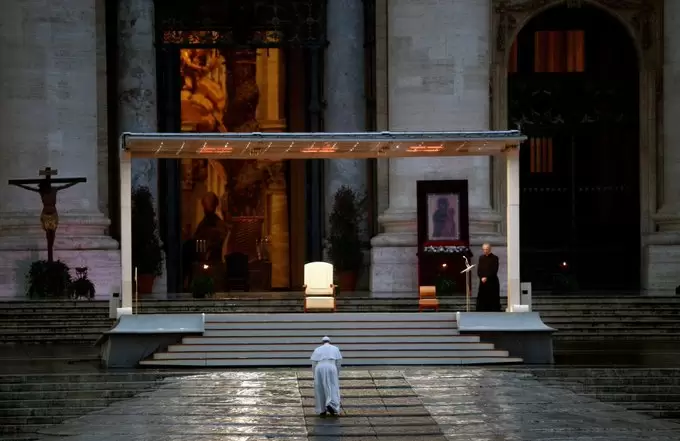 "Urbi et Orbi" en una Plaza de San Pedro vacía en el Vaticano.