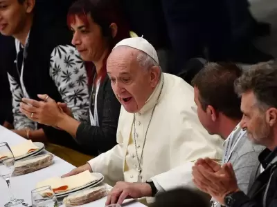 Francisco, compartiendo un almuerzo con indigentes.