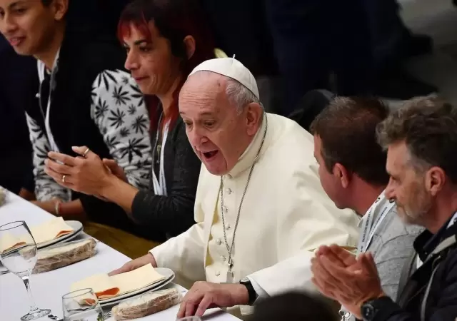 Francisco, compartiendo un almuerzo con indigentes.