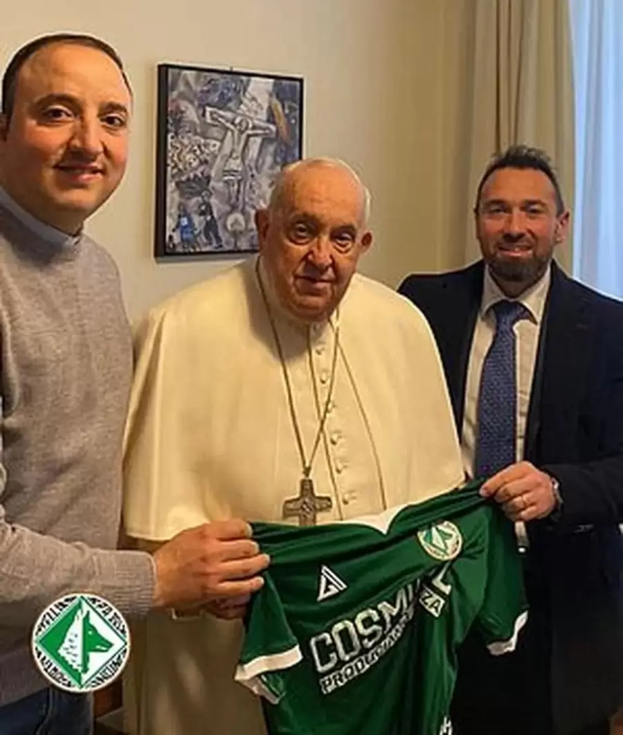 Los directivos de Avellino junto a Francisco