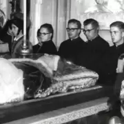 El papa que explotó con fétidos olores en plena celebración de sus funerales