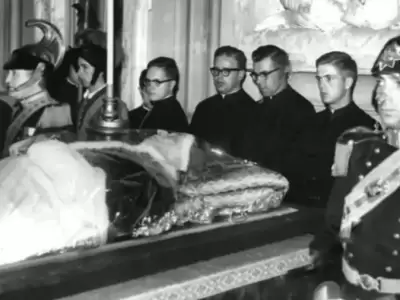 Eugenio Maria Giuseppe Giovanni Pacelli tuvo un irrespetuoso funeral.