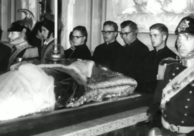 Eugenio Maria Giuseppe Giovanni Pacelli tuvo un irrespetuoso funeral.
