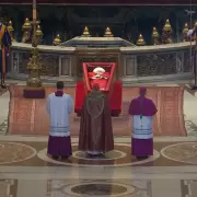 El cuerpo de Francisco ya est� en la bas�lica de San Pedro, donde los fieles lo despedir�n