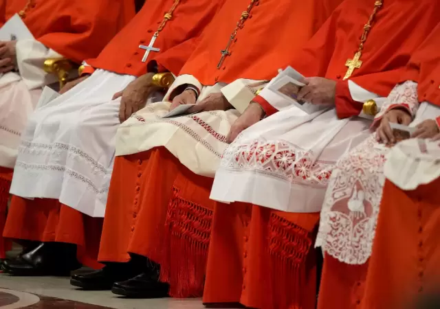 El c�nclave para elegir al pr�ximo papa comenzar� el 5 de mayo y tendr� la dif�cil de misi�n de marcar el rumbo de la Iglesia cat�lica.