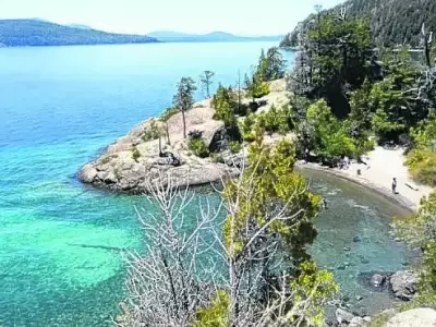 Bariloche invita a recorrer playas de aguas transparentes, rodeadas de bosques y tranquilidad.