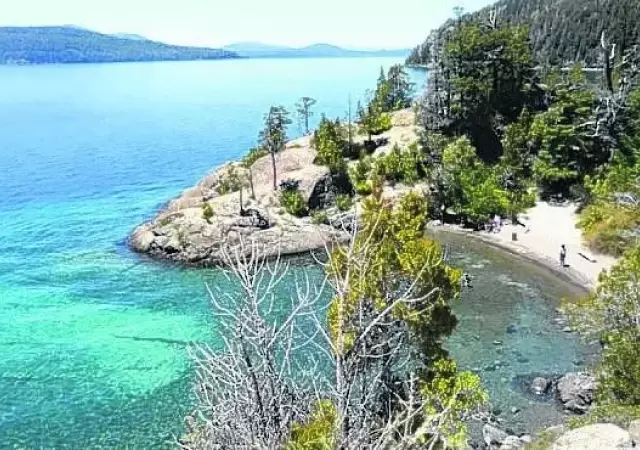 Bariloche invita a recorrer playas de aguas transparentes, rodeadas de bosques y tranquilidad.