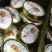 Del homenaje al negocio: los ins�litos recuerdos que se venden del papa Francisco