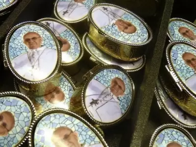 Todo tipo de souvenirs con la imagen del papa Francisco se hicieron popular tras conocerse fu fallecimiento.