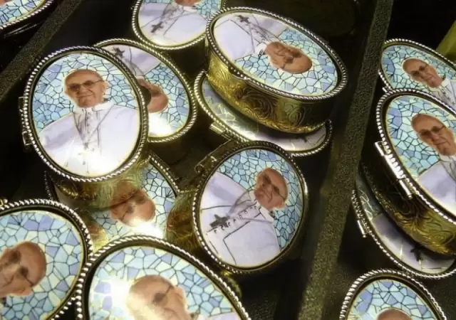 Todo tipo de souvenirs con la imagen del papa Francisco se hicieron popular tras conocerse fu fallecimiento.