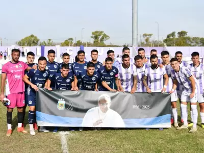 Davis Escalante se escondi� atr�s de un compa�ero para no salir en la foto.