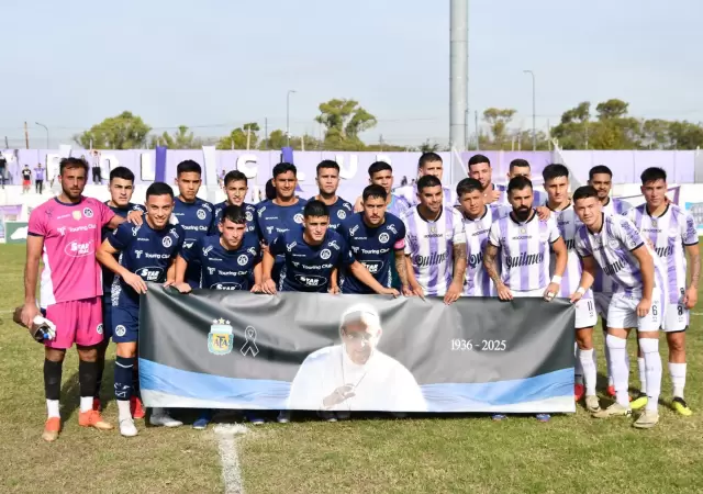 Davis Escalante se escondi� atr�s de un compa�ero para no salir en la foto.